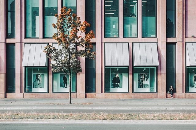 As shops start to re-open in Berlin, are you more mindful? What shops are you heading to first? 
#lockdown #lockdown2020 #sustainableliving #sustainablefashion #sustainability #fastfashion #fixfastfashion #fightfastfashion